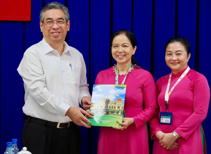  Đồng chí Nguyễn Phước Lộc thăm và tặng quà BGH Trường chuyên biệt Tương Lai. Ảnh: HOÀNG HÙNG 