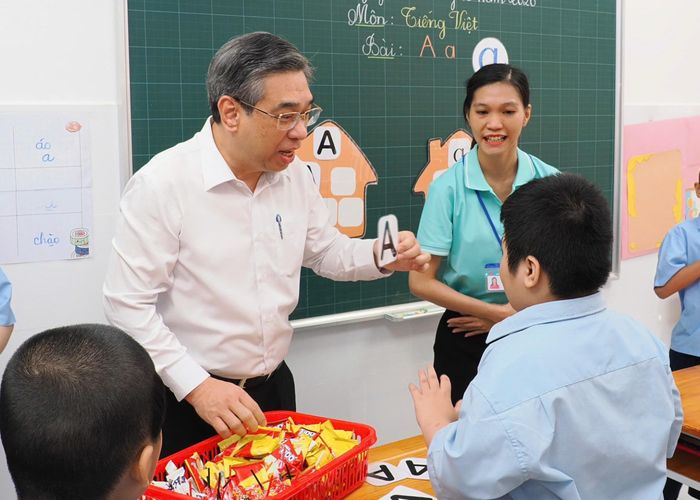  Đồng chí Nguyễn Phước Lộc thăm các em học sinh Trường chuyên biệt Tương Lai. Ảnh: HOÀNG HÙNG 