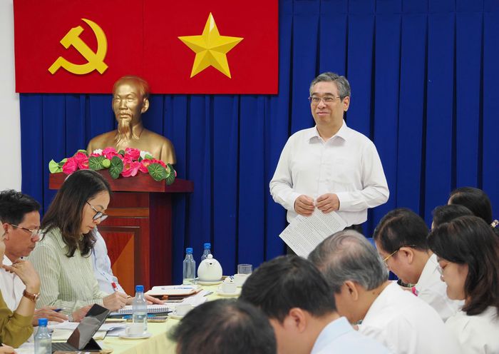  Đồng chí Nguyễn Phước Lộc phát biểu kết luận tại buổi khảo sát thực tế và làm việc ngày 13-10. Ảnh: HOÀNG HÙNG 