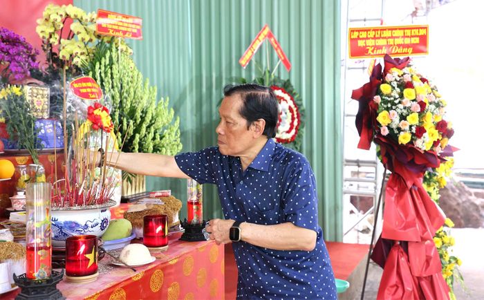  Ông Lê Chí Công thắp hương tại Công viên Lê Thị Riêng. Ảnh: THU HOÀI 