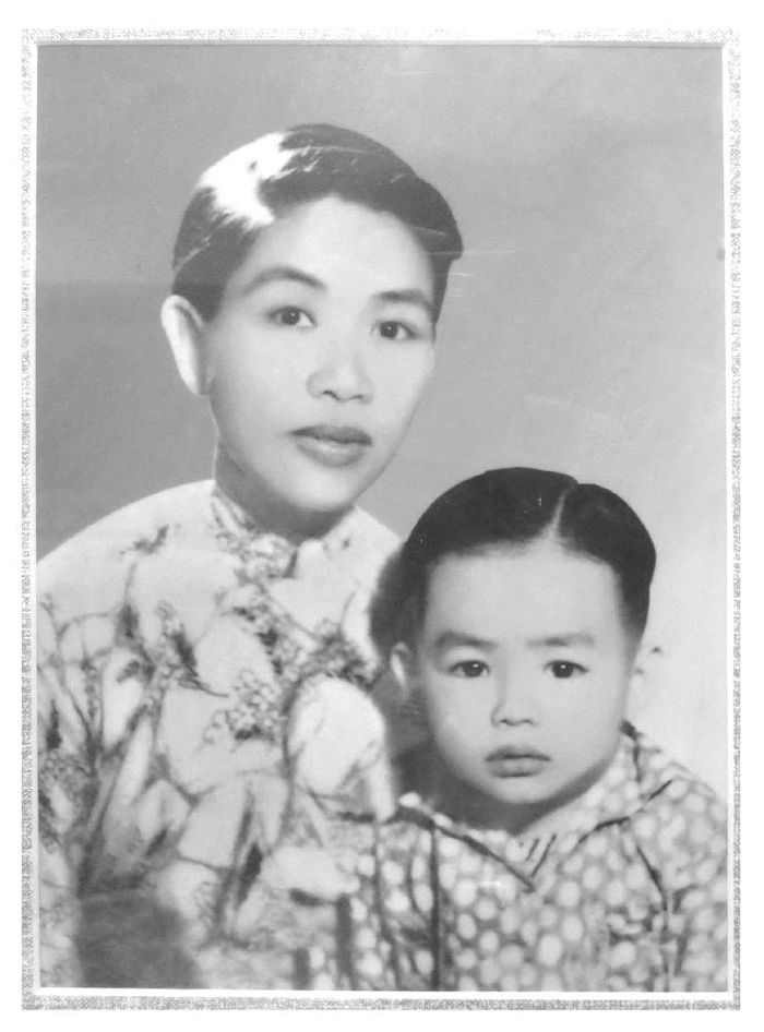  Ông Lê Chí Công và mẹ - Liệt sĩ Lê Thị Riêng. Ảnh: TƯ LIỆU 