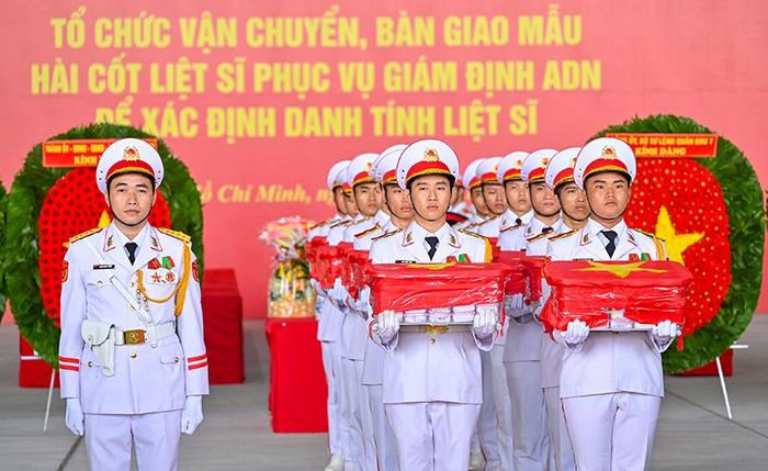  Các đội tiêu binh thực hiện nghi thức đưa các mẫu phẩm lên máy bay. Ảnh: MẠNH THẮNG 