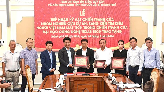  Lãnh đạo UBND TPHCM, Ban Chỉ đạo tìm kiếm, quy tập và xác định danh tính hài cốt liệt sĩ Thành phố tiếp nhận các hồ sơ. Ảnh: MẠNH THẮNG 