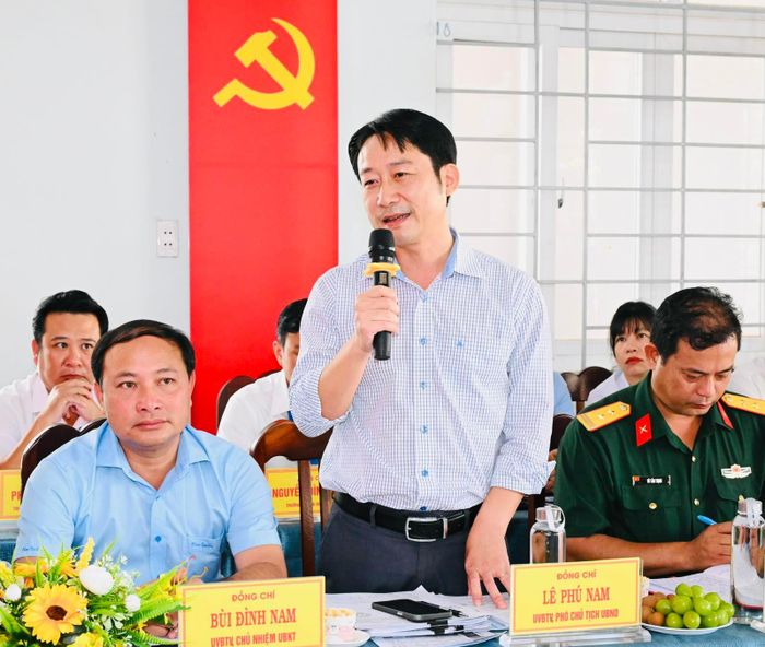  Đại diện lãnh đạo xã Hòa Hiệp phát biểu ý kiến tại hội nghị. Ảnh: VIỆT DŨNG 