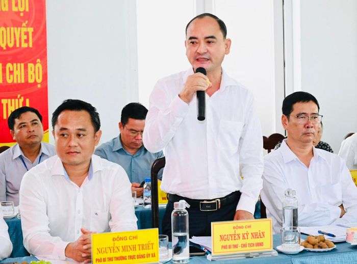  Lãnh đạo UBND xã Hòa Hiệp đề xuất bổ sung biên chế cho địa phương. Ảnh: VIỆT DŨNG 