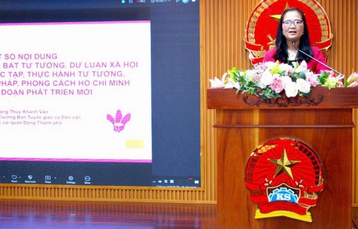 Đồng chí Đặng Thùy Khánh Vân - Phó Trưởng Ban Tuyên giáo và Dân vận Đảng ủy các cơ quan Đảng thành phố báo cáo chuyên đề về công tác tư tưởng
