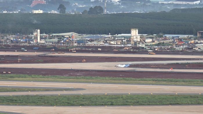 Tàu bay Beechcraft B300/B350 thực hiện các bài bay kiểm tra, hiệu chuẩn hệ thống dẫn đường và đèn tín hiệu hàng không tại Cảng HKQT Long Thành. Ảnh: VATM
