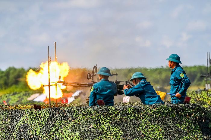 Thực hành bắn đạn thật 12,7mm