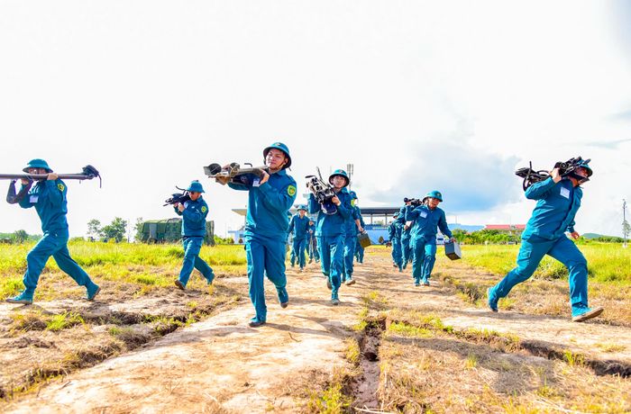 Các lực lượng vận động đội hình tại cuộc diễn tập chiến thuật, bắn đạn thật