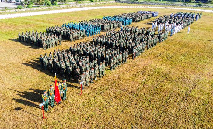 Cán bộ, chiến sĩ các đơn vị tham gia diễn tập chiến thuật, bắn đạn thật