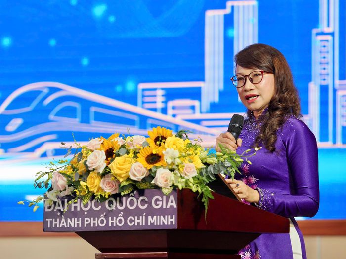  Giám đốc ĐHQG TPHCM GS-TS Nguyễn Thị Thanh Mai phát biểu tại buổi lễ -Ảnh: HOÀNG HÙNG 