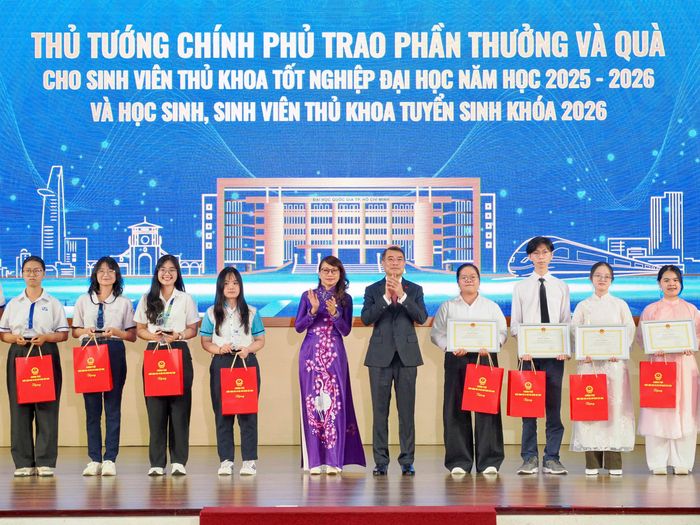  Thủ tướng trao thưởng và quà cho sinh viên thủ khoa tốt nghiệp và học sinh, sinh viên thủ khoa tuyển sinh khóa 2026 của ĐHQG TPHCM - Ảnh: HOÀNG HÙNG 