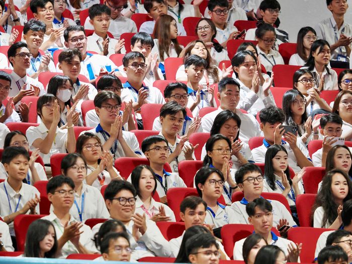  Sinh viên ĐHQG TPHCM phấn khích với bài phát biểu của Thủ tướng Lê Minh Hưng - Ảnh: HOÀNG HÙNG 