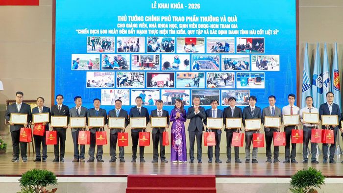  Thủ tướng Lê Minh Hưng trực tiếp trao quà cho các cá nhân của ĐHQG TPHCM tham gia “Chiến dịch 500 ngày đêm đẩy mạnh thực hiện tìm kiếm, quy tập và xác định danh tính hài cốt liệt sĩ” - Ảnh: HOÀNG HÙNG 