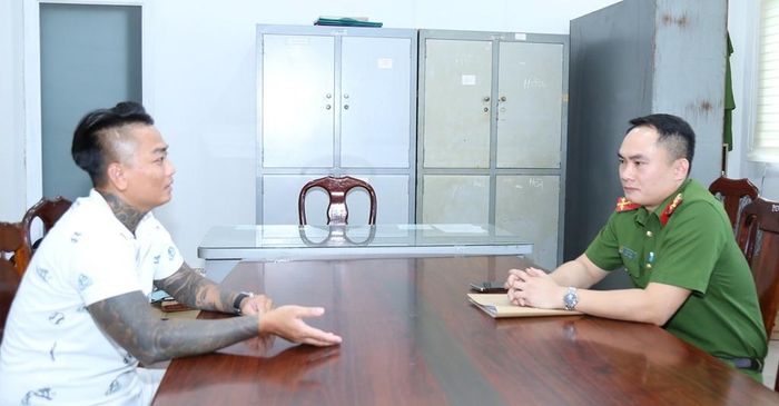 Cơ quan điều tra làm việc với các đối tượng. Ảnh: CA TPĐN