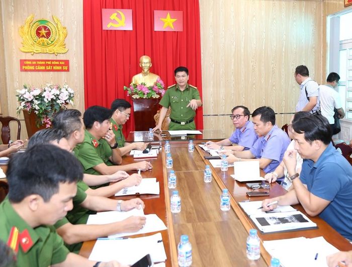 Đại tá Lê Vấn, Trưởng phòng Cảnh sát hình sự Công an TP Đồng Nai thông tin tại cuộc họp liên ngành đánh giá chứng cứ, tài liệu.. Ảnh: CA TPĐN
