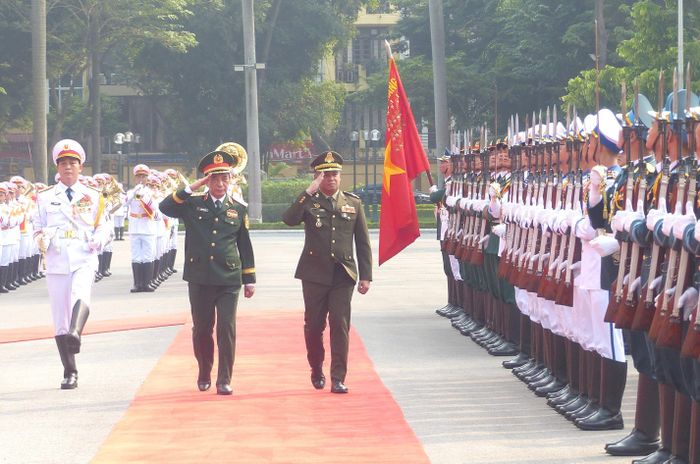 Đại tướng Phan Văn Giang và Đại tướng Tea Seiha duyệt đội danh dự Quân đội nhân dân Việt Nam tại lễ đón. Ảnh: TRẦN BÌNH