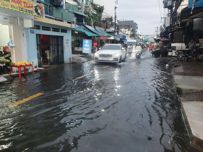  Đường Ba Đình (phường Chánh Hưng) cũng bị ngập. Ảnh: KIÊN CƯỜNG 