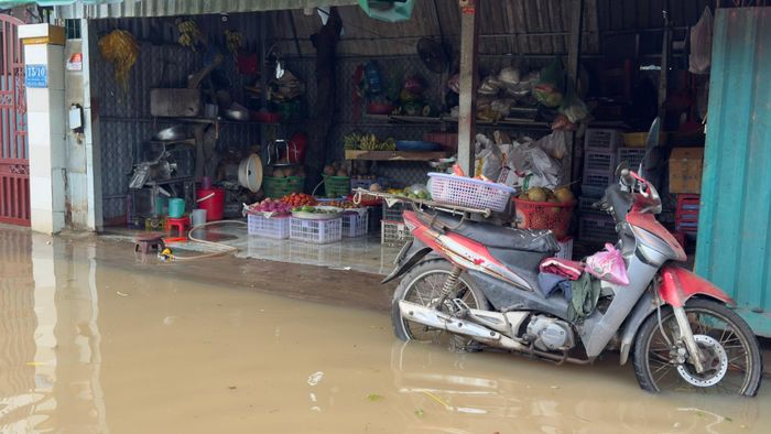  Hộ kinh doanh rau củ quả tại khu vực gần kênh Mương Chuối vắng khách hàng. Ảnh: ĐÌNH DƯ 