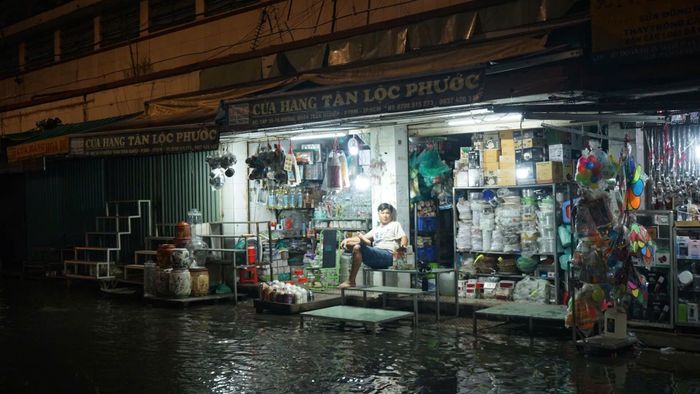  Nước ngập tại khu vực chợ Thủ Dầu Một (phường Thủ Dầu Một), nhiều cửa hàng kinh doanh đóng cửa sớm. Ảnh: DUY TRẦN 
