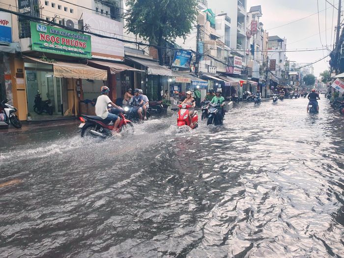  Nước triều lên, gây ngập đường Hưng Phú (phường Chánh Hưng). Ảnh: KIÊN CƯỜNG 