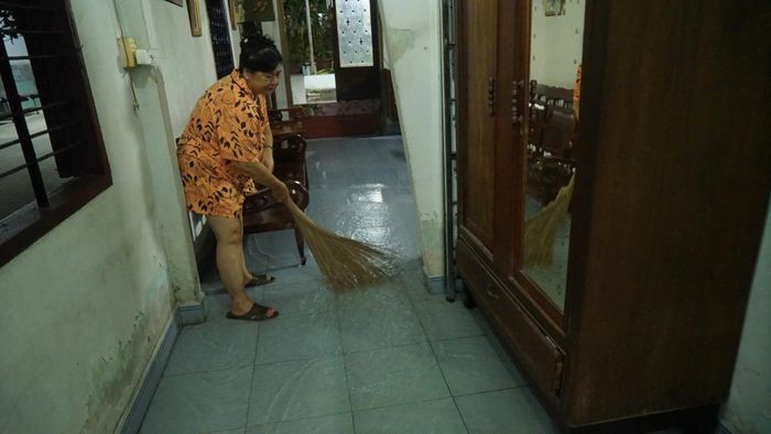 Nước tràn vào nhà dân sống ven rạch Ông Đành (phường Thủ Dầu Một). Ảnh: DUY TRẦN 