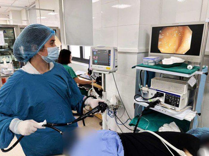  Bác sĩ nội soi phát hiện sán dây bò trong lòng đại tràng người bệnh. Ảnh: KIM LONG 