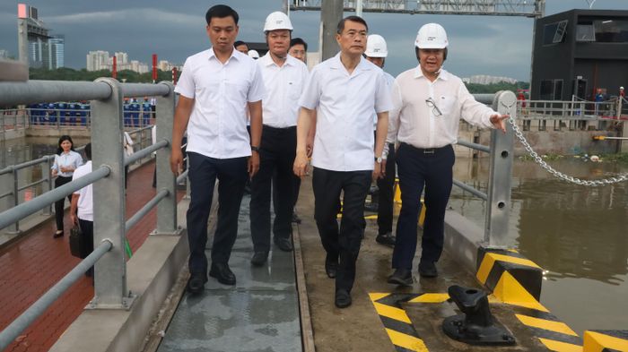  Thủ tướng Lê Minh Hưng thị sát tại cống Tân Thuận. Ảnh: QUỐC HÙNG 