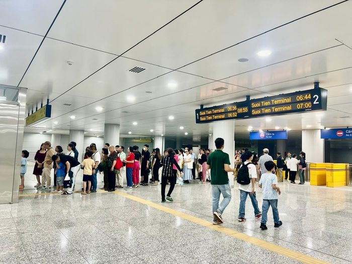  Ngày 14-10, metro Bến Thành - Suối Tiên tăng chuyến phục vụ hành khách. Ảnh: QUỐC HÙNG 