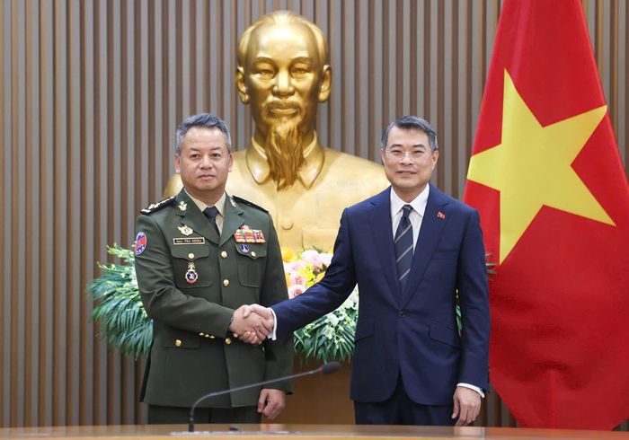 Thủ tướng Lê Minh Hưng tiếp Đại tướng Tea Seiha, Phó Thủ tướng, Bộ trưởng Bộ Quốc phòng Campuchia. Ảnh VIẾT CHUNG