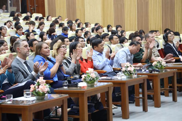 Các đại biểu trong nước và quốc tế dự lễ mít tinh. Ảnh: NGỌC HÀ