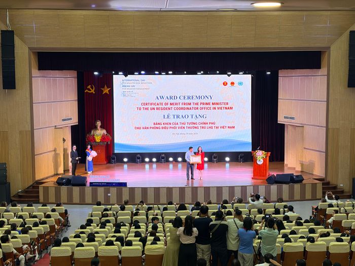 Bộ Nông nghiệp và Môi trường trao Bằng khen của Thủ tướng Chính phủ cho Văn phòng Điều phối viên thường trú Liên hợp quốc tại Việt Nam