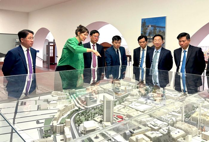  Đoàn đại biểu TPHCM tham quan tìm hiểu mô hình quản trị đô thị TP Leipzig. Ảnh: MINH QUẾ 