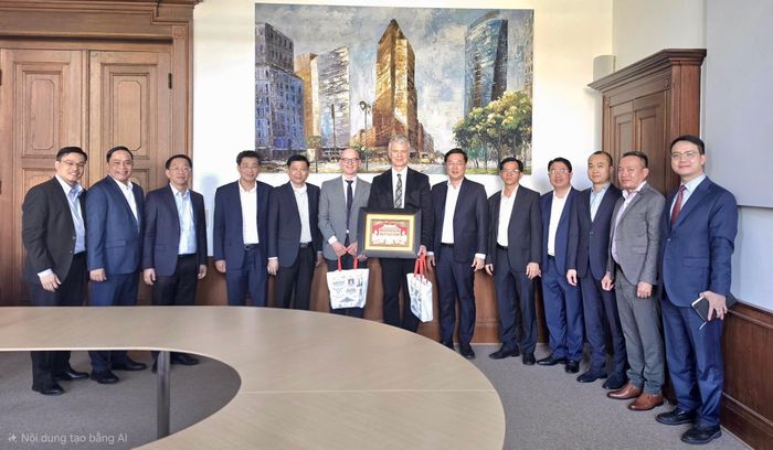  Phó Bí thư Thường trực Thành ủy TPHCM Lê Quốc Phong đến làm việc với Trung tâm Phòng chống tham nhũng (thuộc Viện Công tố cấp cao Berlin). Ảnh: MINH QUẾ 