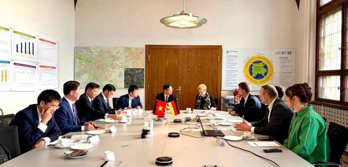  Phó Bí thư Thường trực Thành ủy TPHCM Lê Quốc Phong làm việc với TS Martina Munch, Phó Thị trưởng TP Leipzig phụ trách các vấn đề xã hội, y tế và đa dạng. Ảnh: MINH QUẾ 