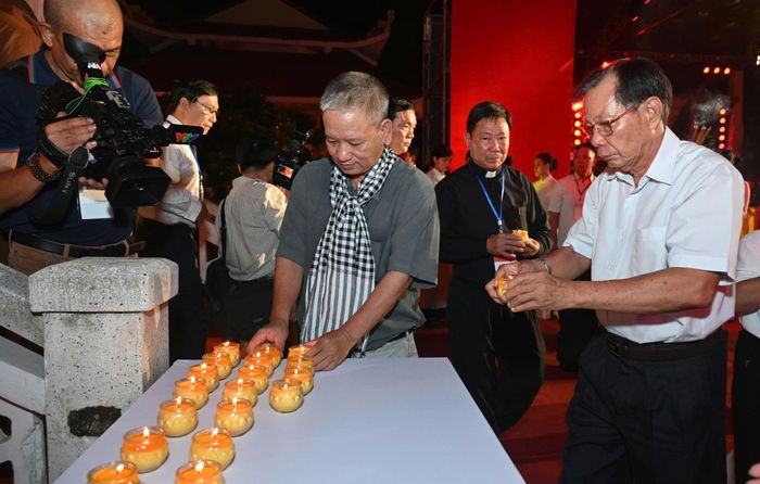  Bác sĩ Trần Văn Bản (áo trắng) thắp nến tri ân tại chương trình. Ảnh: MẠNH THẮNG 