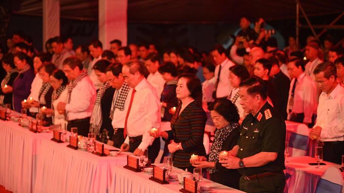  Đại biểu thắp nến tri ân các Anh hùng liệt sĩ tại Công viên Lê Thị Riêng. Ảnh: VIỆT DŨNG 