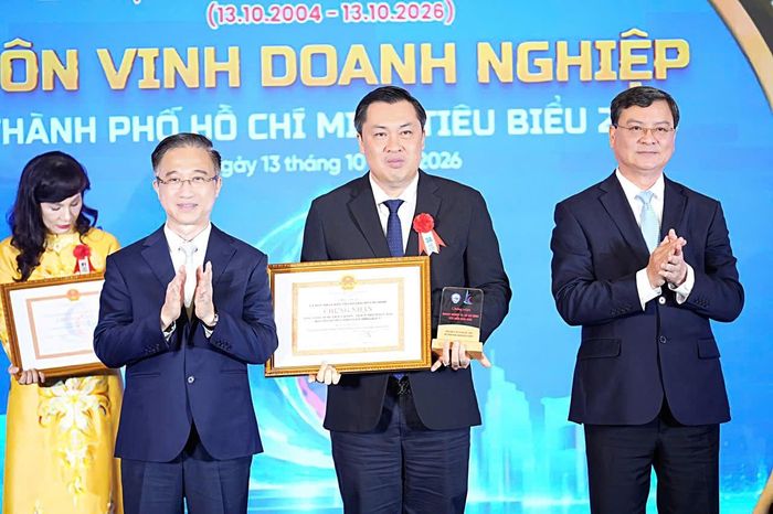  Ông Cao Văn Chóng, Tổng Giám đốc Saigontourist Group đại diện đơn vị nhận giải thưởng Doanh nghiệp TP.HCM tiêu biểu năm 2026. 