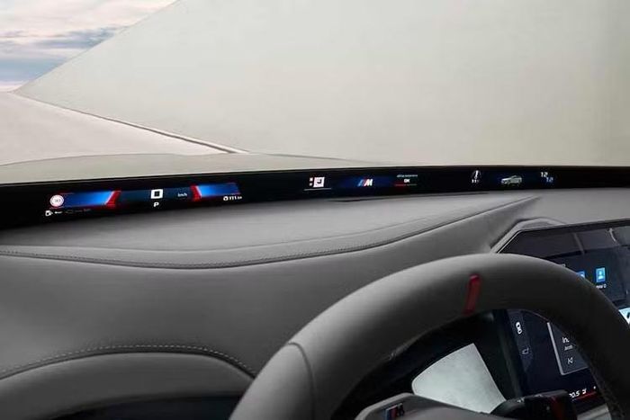 Khoang nội thất sở hữu phong cách thiết kế tối giản, sử dụng da BMW Individual Merino màu Smoke White, ốp Alcantara và trần Alcantara màu M Anthracite. Ô kính hình tam giác phía trước cột C có thêm giáp bảo vệ và được che kín từ bên trong.