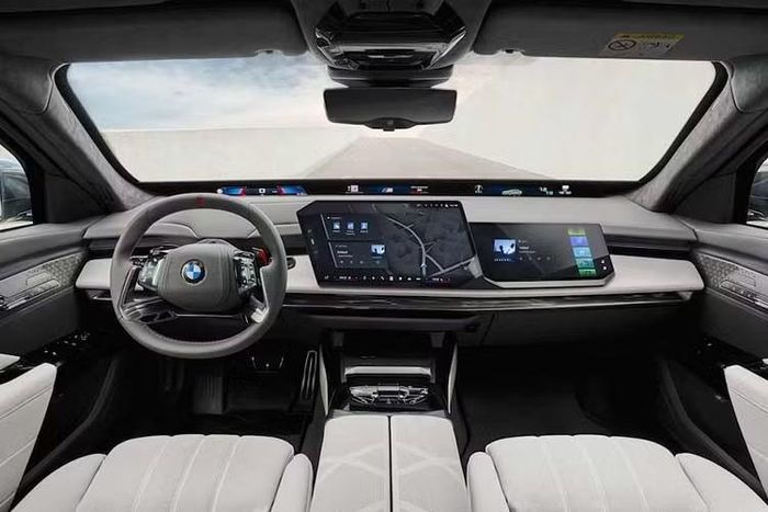 Concept 7 Protection giữ trọn thiết kế và sự sang trọng của dòng BMW 7 Series sedan với không gian rộng rãi, vật liệu cao cấp và sự thoải mái trên những chặng đường dài. Các chi tiết bọc thép được tích hợp ẩn nhằm duy trì vẻ ngoài lịch lãm.