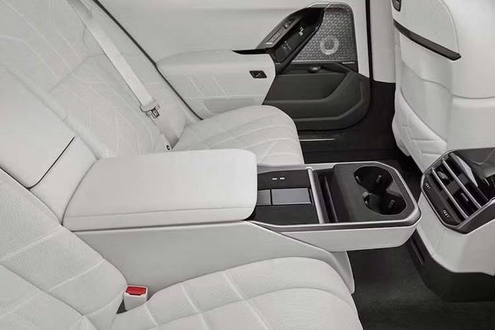 BMW Concept 7 Protection trang bị hệ thống đàm thoại nội bộ sử dụng micro và loa ngoài/trong xe, cho phép giao tiếp ra bên ngoài khi cửa và kính vẫn đóng kín. Hệ thống báo động tấn công đi kèm sẽ phát tín hiệu cảnh báo bằng âm thanh và hình ảnh. Cửa kính nâng hạ hai bên trước/sau hoạt động bằng điện nhưng không thể mở hoàn toàn.