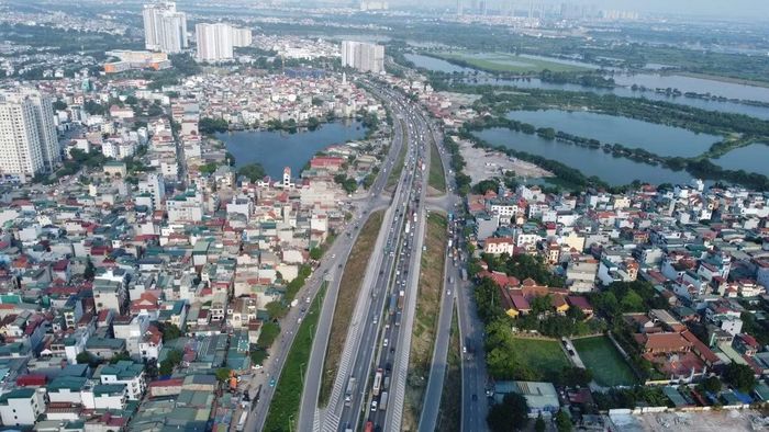Bến xe gồm ba tầng nổi và một tầng hầm rộng khoảng 5.000 m². Khu vực tầng một được bố trí sảnh chờ, quầy bán vé và khu vực trưng bày. Hệ thống bảng điện tử cung cấp thông tin về chuyến xe, giờ xuất bến và cửa đón khách, hỗ trợ hành khách theo dõi lịch trình.