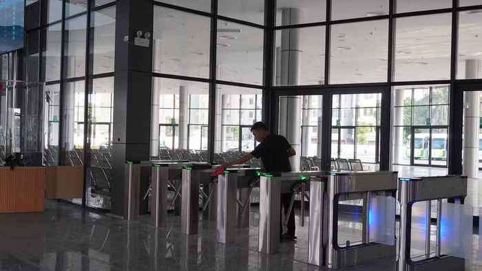 Tầng hai dành cho khu ẩm thực và dịch vụ ăn nhanh. Trong giai đoạn đầu, khu vực này dự kiến có 12 gian hàng hoạt động. Theo kế hoạch, hệ thống dịch vụ có thể được mở rộng lên khoảng 45 gian hàng, với sức phục vụ từ 1.500 đến 2.000 chỗ ngồi. Tầng ba bố trí các khu chức năng phục vụ hoạt động của bến xe.