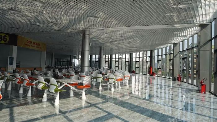 Bến xe Yên Sở nằm trên trục Vành đai 3, cách Bến xe Nước Ngầm khoảng 2 km và Bến xe Giáp Bát khoảng 5 km.