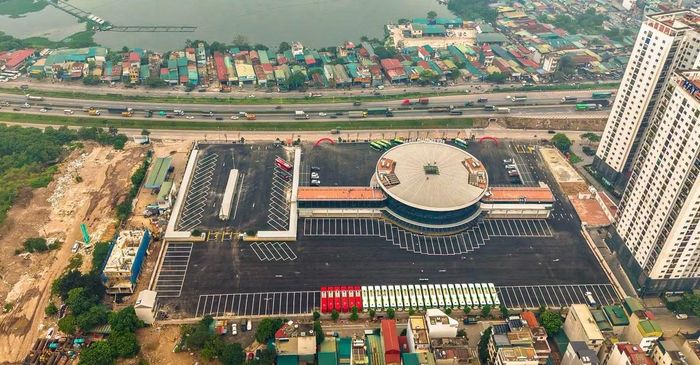 Cùng nhìn ảnh từ trên cao của Bến xe khách Yên Sở cùng báo Tri thức và Cuộc sống. Ảnh sử dụng trong bài: Bến xe Yên Sở Hà Nội.