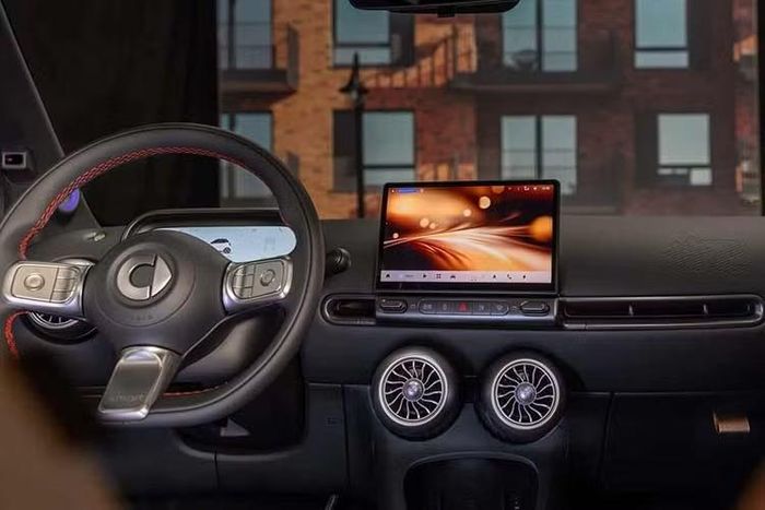 Smart #2 là mẫu xe điện có kích thước nhỏ gọn với chiều dài 2.746 mm. Riêng phiên bản Couture Edition dài thêm 18 mm do có các chi tiết bổ sung trên cản xe. Dù vậy, mẫu xe mới vẫn dài hơn 51 mm so với Smart Fortwo thế hệ cuối cùng và dài hơn tới 246 mm so với mẫu Smart nguyên bản ra mắt vào cuối thập niên 1990. Bất chấp chiều dài tăng thêm, hãng vẫn giữ được bán kính quay vòng từ lề này sang lề đối diện ở mức 6,95 m.