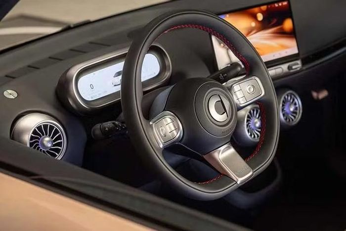 Trang bị của xe khá phong phú, đặc biệt ở phiên bản cao cấp nhất Premium. Bản này được trang bị sẵn nóc kính, ghế sưởi, ghế bọc giả da và hệ thống âm thanh Sennheiser 7 loa. Smart #2 do hãng mẹ Mercedes-Benz thiết kế nhưng mẫu xe này lại sử dụng nền tảng khung gầm Electric Compact Architecture (ECA) chuyên biệt do nhà sản xuất ô tô Trung Quốc Geely phát triển.