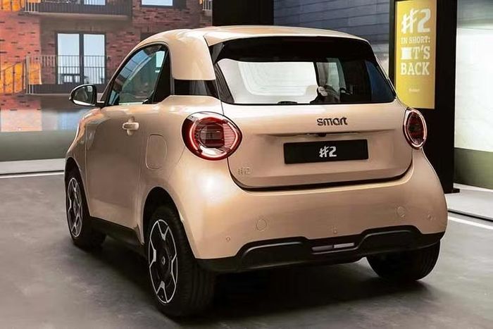 Những thay đổi của mẫu xe mini điện Smart #2 2027 bao gồm đồ họa thiết kế mới trong cụm đèn pha sắc sảo và đèn hậu hình tròn, bộ mâm hợp kim nhỏ hơn, tay nắm cửa thông thường cùng cản trước/sau đơn giản hóa. Đường ghép nối nắp ca-pô được đẩy lên cao hơn ở đầu xe trong khi lưới tản nhiệt dạng lưới được sơn cùng màu thân xe.