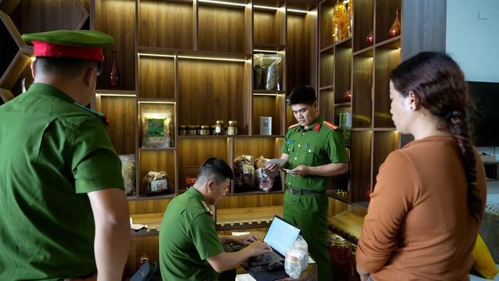 Phòng Cảnh sát kinh tế Công an tỉnh Quảng Ngãi khám xét cơ sở Già làng Tây Nguyên.