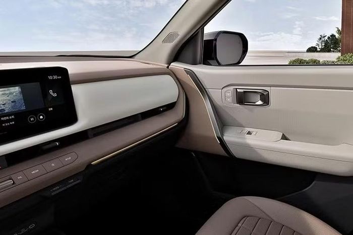 Một trong những điểm đáng chú ý nhất trên Seltos Hybrid là hệ thống dẫn động 4 bánh điện tử e-AWD, giúp mẫu xe trở thành model đầu tiên trong danh mục sản phẩm Kia được trang bị công nghệ này.